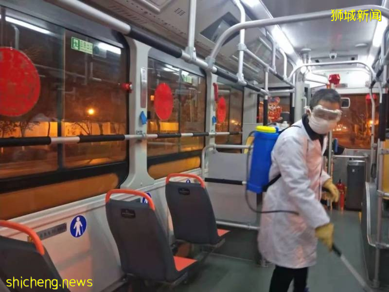 新加坡地鐵、巴士轉換站增設消毒洗手液機器，保障乘客安全!