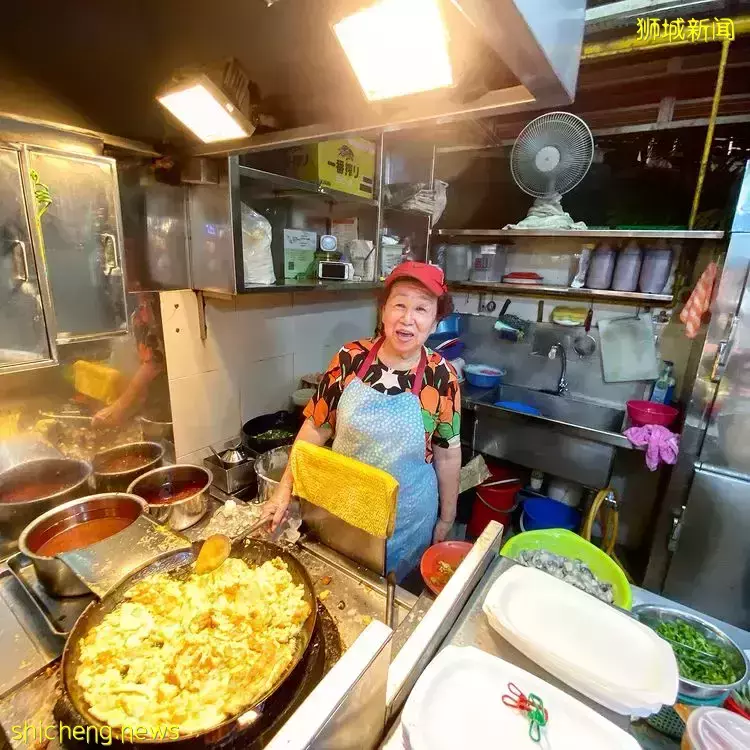 新加坡必吃宝藏特色美食“合记炒蚝煎”😋金黄酥脆鸡蛋酥+柔嫩多汁牡蛎，口水流一地啦