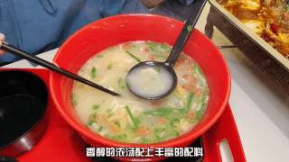 哇！新加坡最正宗、超鮮美的雲南過橋米線！配菜只要3.5新幣，還有半價烤魚促銷耶