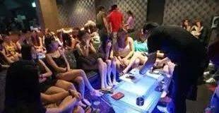 新加坡警察突袭7间按摩店,店内装潢曝光!两妇女因卖淫被捕