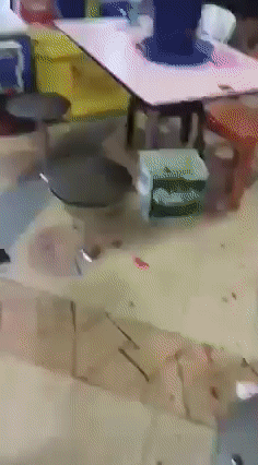 扔酒瓶、脚踹头！两名大叔酒后起冲突，现场血迹斑斑