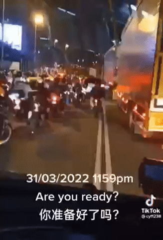 10000人!实拍新马通关历史一刻:长堤狂奔、百米人龙、深夜欢呼