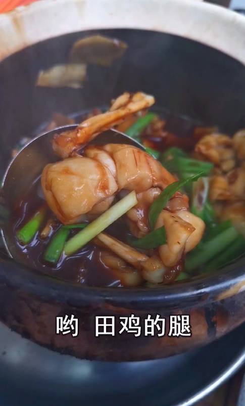 昨晚，我們在新加坡芽籠紅燈區吃雞，是怎樣一種體驗