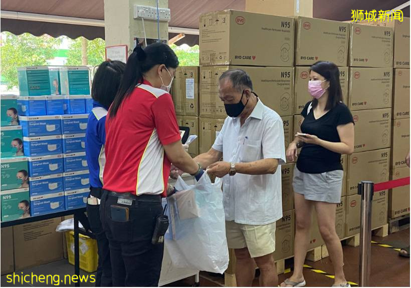 派發防疫物資!黃循財表示,新加坡會采取循序漸進措施逐漸開放,優先保護民衆安全