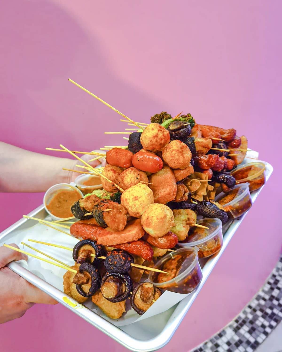 “LOK不LOK Bistro”碌碌每支$1🍢秘制蘸醬+海鮮拉面+霓虹燈打卡牆，長胖也要吃🥰