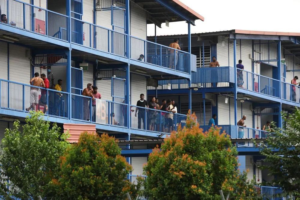 新加坡客工宿舍的中国人：一个房间12人住，超过1.8万客工群聚感染