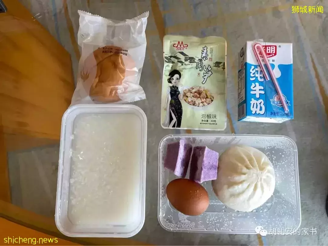 “从新加坡回到上海,封锁一再延长,我被卷入了这场前所未有的大事件”