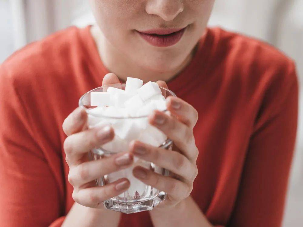 新加坡猥琐男假装“干爹”经纪人，骗了11个女孩拍裸照、发生关系