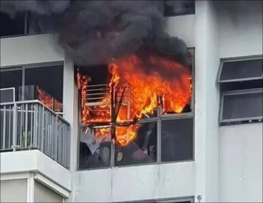 新加坡榜鵝公寓燃起熊熊烈火！窗戶融化，一片焦黑