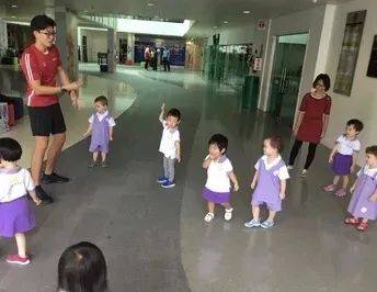 在新加坡海底捞上班,就像被打了鸡血一样