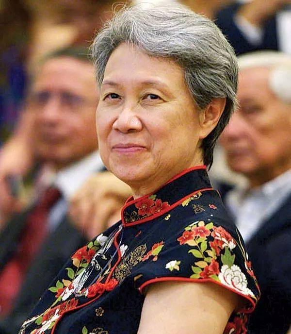 她是亚洲第一女强人，执掌新加坡百亿资产，一人舌战台湾众网友