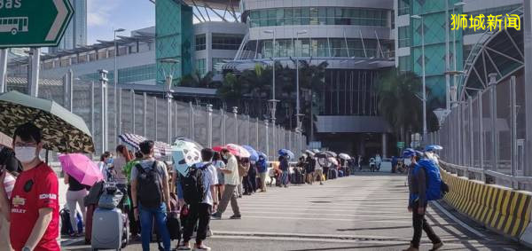 馬勞回家 路難行 烈日下曝曬3小時 等通關