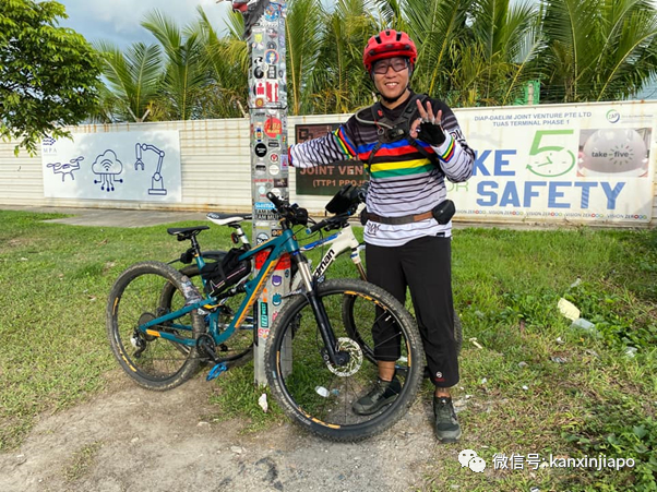 坡岛政府批了！贴纸尽量往这支灯柱上贴，越多越好