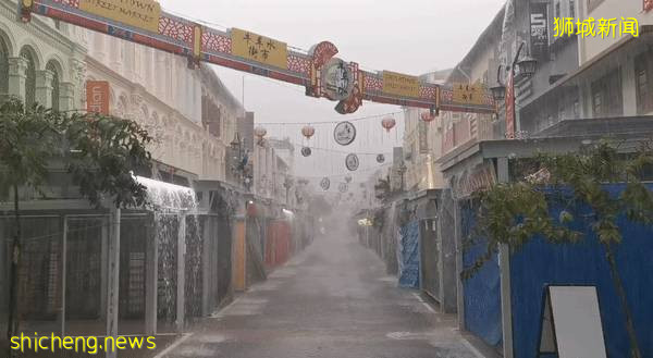 新加坡大暴雨:马路变河、草坡变瀑布!25人被困,1人送医