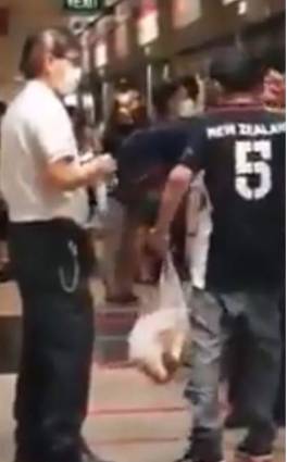 新加坡无罩男VS无罩女,不戴口罩如此嚣张你爸难道也是李刚