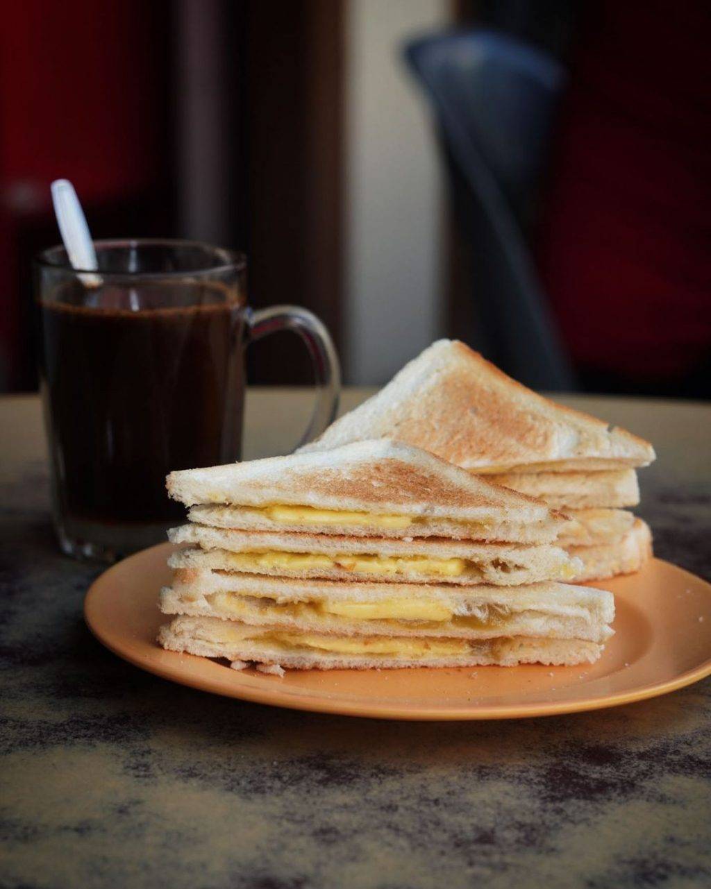 老字號古早味💯 新加坡經典咖啡店盤點！手工沖泡咖啡、炭烤面包飄散濃濃南洋風味😋 樸實版國民早餐