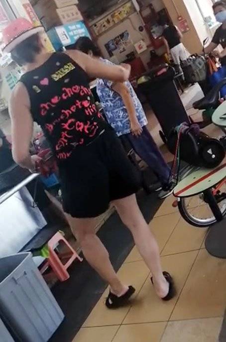 阿叔扭臀劲舞 小贩中心自嗨