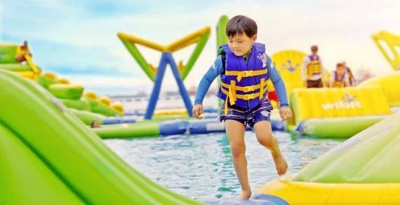 3米滑梯冲入海中!奔跑、跳跃、冲刺,新加坡最大水上漂浮乐园来了