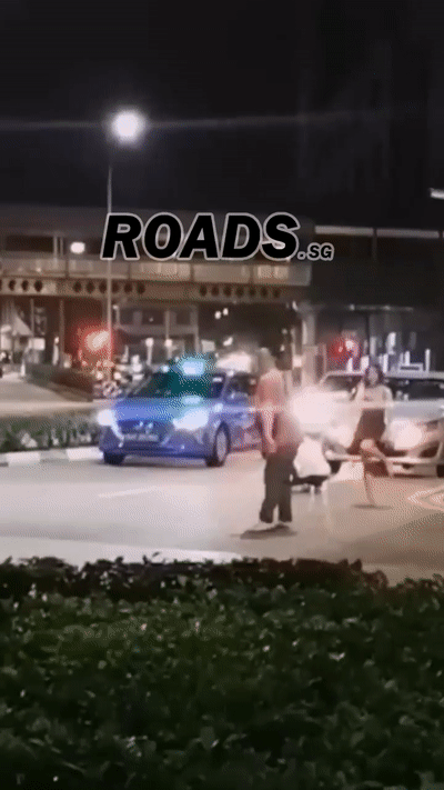 与德士司机起冲突,女子新加坡街头扒衣,近乎全裸!