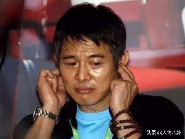 李连杰为何要移民新加坡?从功夫到电影再到慈善,看他经历了什么