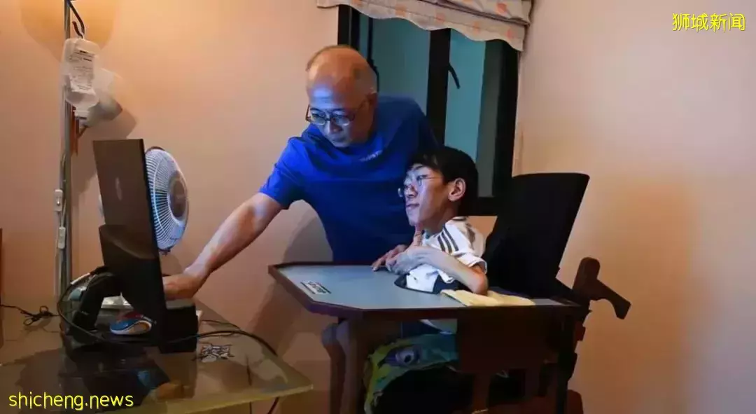 医生说活不过两岁的他,成为了NUS毕业生代表