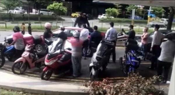 爬车顶 阻妻离开 撒泼男被捕