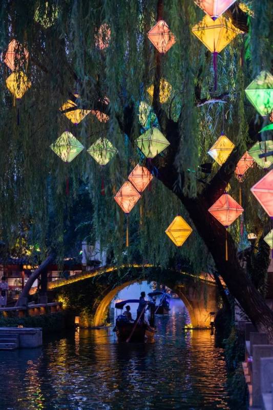 新加坡濱海灣花燈展PK中國周莊中秋燈會，你更pick誰