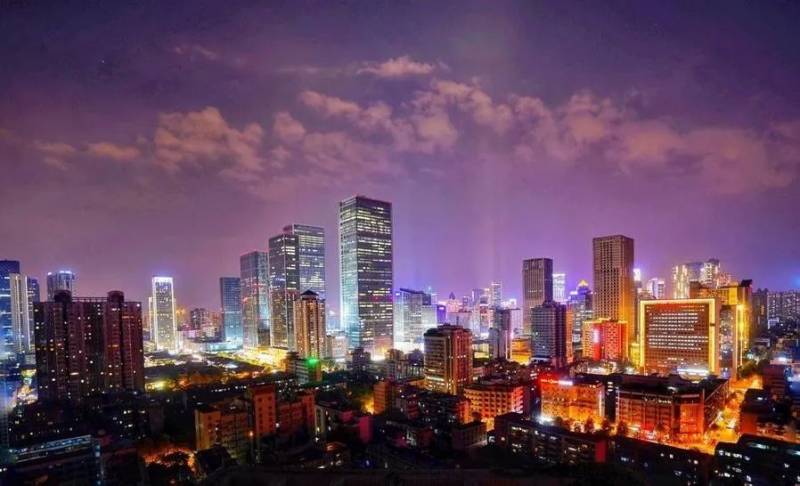 別罵了！成都確診女孩首發聲，自曝工作！央視評論刷屏，新加坡總理也曾這樣說