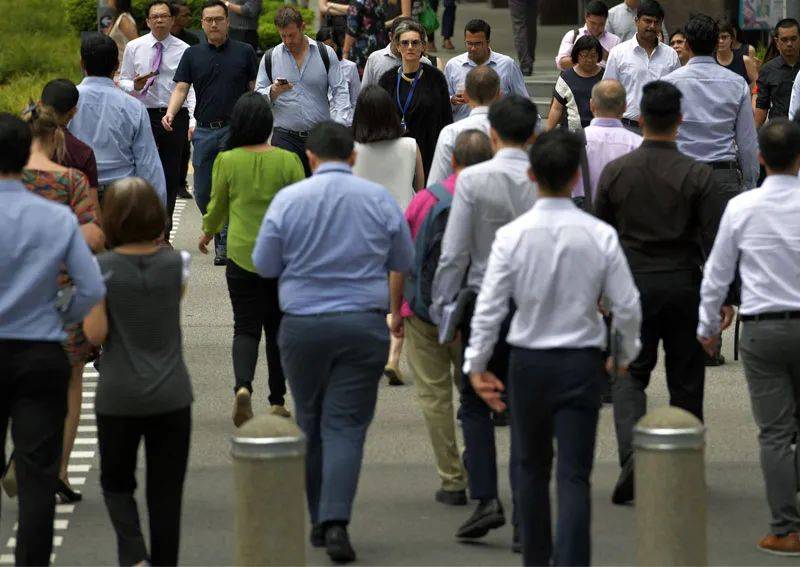 争议!新加坡议员提法定最低月薪$1300,到底能不能养活一家