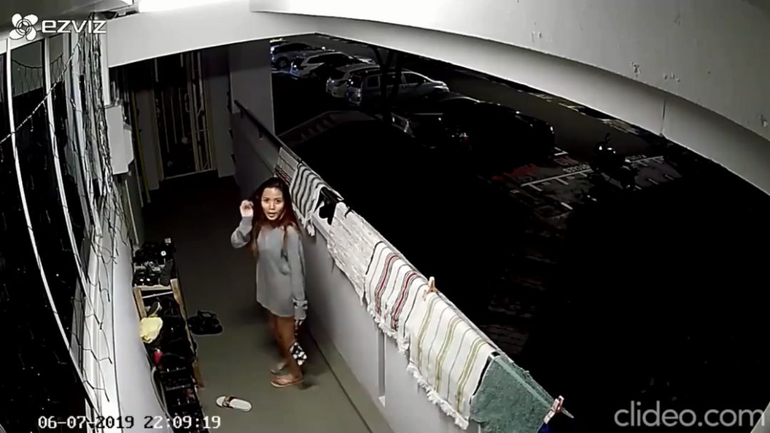 新加坡这两个美女火了！竟敢深夜在组屋走廊做这种事，全程被录下！