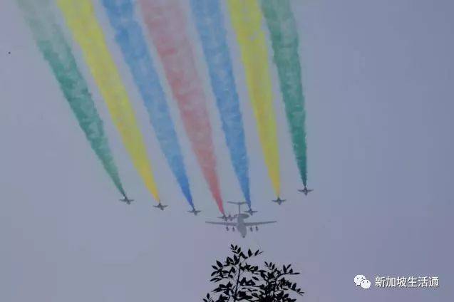 不顾西方警告疫情风险，新加坡邀请八一飞行队，美英法集体沉默了