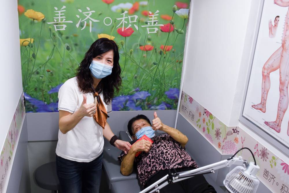 世界夫人大赛新加坡赛区,参赛佳丽参观善济医社