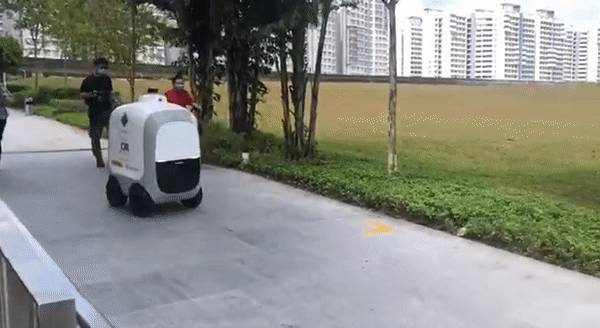 新加坡送貨機器人驚豔全世界！遇人會轉彎、半小時送達！現在免費