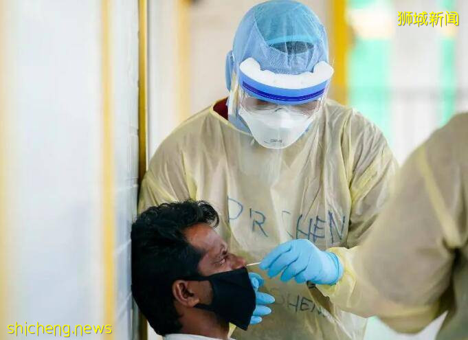 新加坡客工做核酸需“自捅”，体验客工自述：自己捅自己，比别人捅自己舒服多了