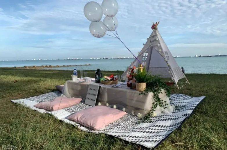 新加坡首都戏院Capitol Theatre开露营拉!帐篷里看电影,能过夜,能野餐,还能玩棋牌