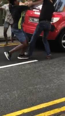 华族男子新加坡街头遭印度阿三暴打，Grab大哥被路人点赞-狮城微平台
