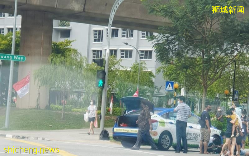 三巴旺大道十字路口 德士疑右转撞倒行人