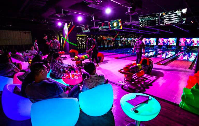 坡島夜生活出行指南！90s旱冰Disco club、室內mini高爾夫bar、高能版密室逃脫等你來玩