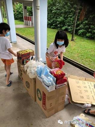 新加坡父母带孩子免费发食物，网民：最好的示范