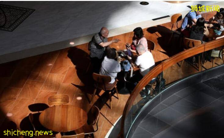 新加坡放宽堂食恐迎报复性挤爆，先开的小贩是恭喜？还是趟雷