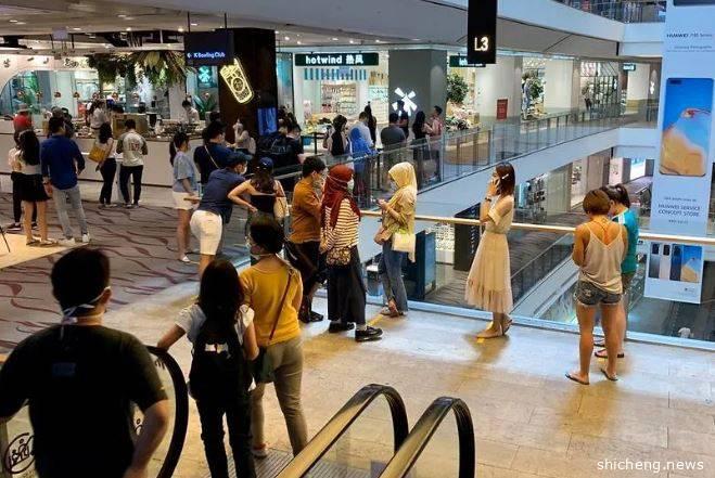 为了下星期的封城准备，本地已经开始出现排队长龙