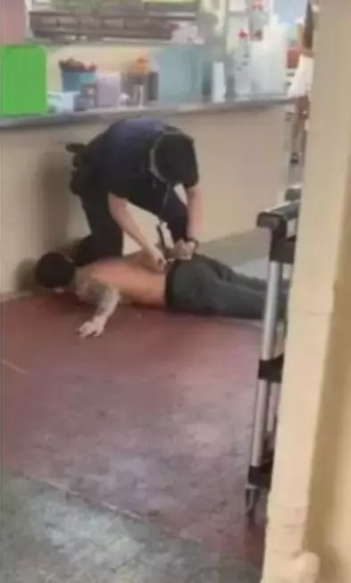 新加坡男子光膀子、耍大刀、斗警察,被一枪电翻、直挺挺怂啦