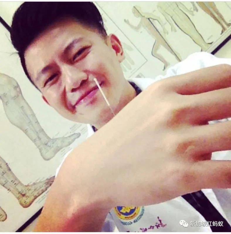 被主持事業耽誤的中醫師！前新傳媒藝人Pornsak正式被授予新加坡中醫執照