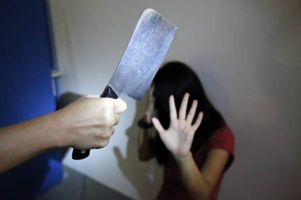 被娇妻呼巴掌兼挑衅“砍我啊！” 丈夫拿菜刀吼妻后 报警抓自己