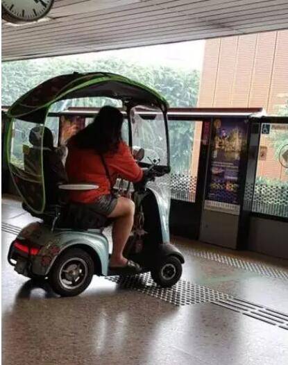 野?新加坡妇女骑“高尔夫车”进地铁?没人管吗?