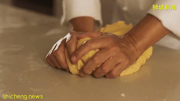 香港排队名店来新加坡!夯到爆的“皇玥饼家” 经典流心奶皇月饼🥮 现在购买可享早鸟特价,还有赠品免费拿