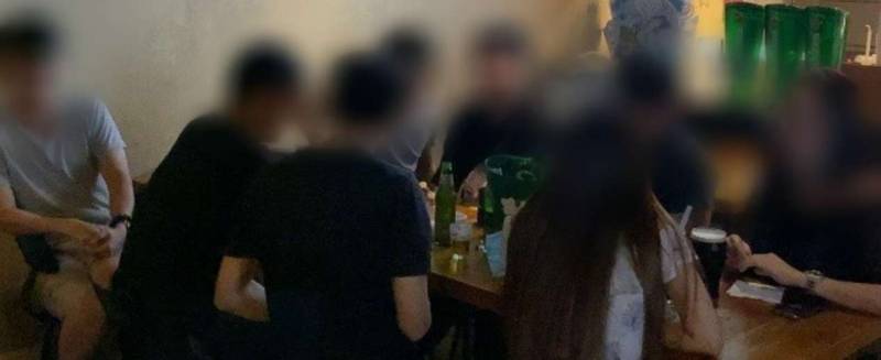 多人聚餐,把啤酒装在茶壶里,多家餐饮店违反安全管理措施