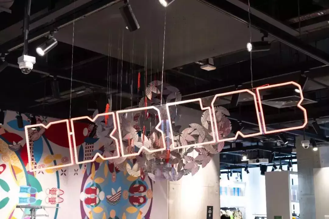 新加坡首间Adidas品牌概念店!三层楼、3D打印T恤,鞋子衣服最全最多