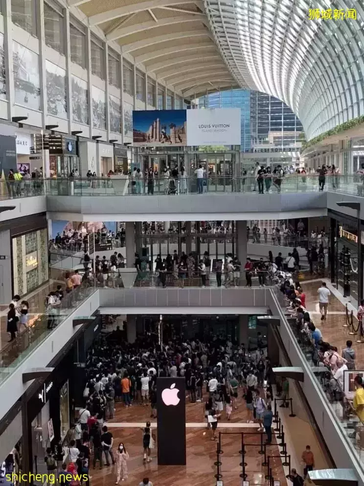 實拍!新加坡濱海灣金沙和烏節路人山人海,因爲它!有人暈倒、對警察喊:拿槍射我啊