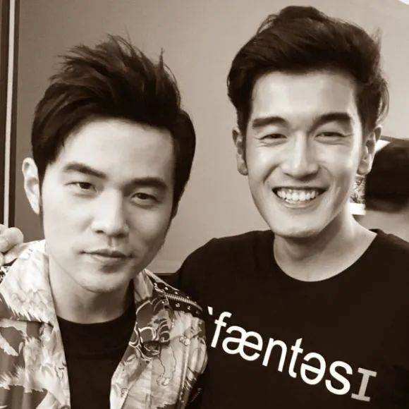 去哪里邂逅撞脸彭于晏,拜师周杰伦的坡国帅哥